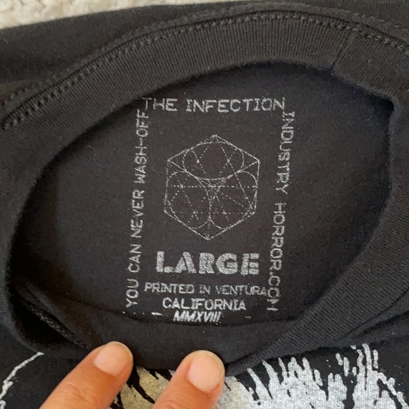 Two Graphic T-shirts Men’s Size Large - Picture 4 of 10